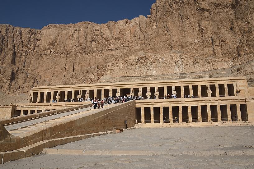 36 MAK_6059.jpg - La regina-faraone Hatshepsut, morì nel 1458 a.C. probabilmente all'età di 50-60 anni. Analisi moderne sulla sua presunta mummia suggeriscono che la causa della morte sia legata a complicazioni di salute, smentendo l'ipotesi di un assassinio.